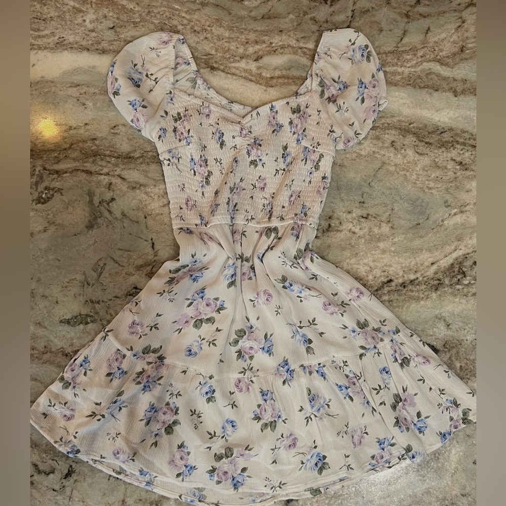 Hollister dress with stretchy waistband and puffer sleeves. Size S-M.